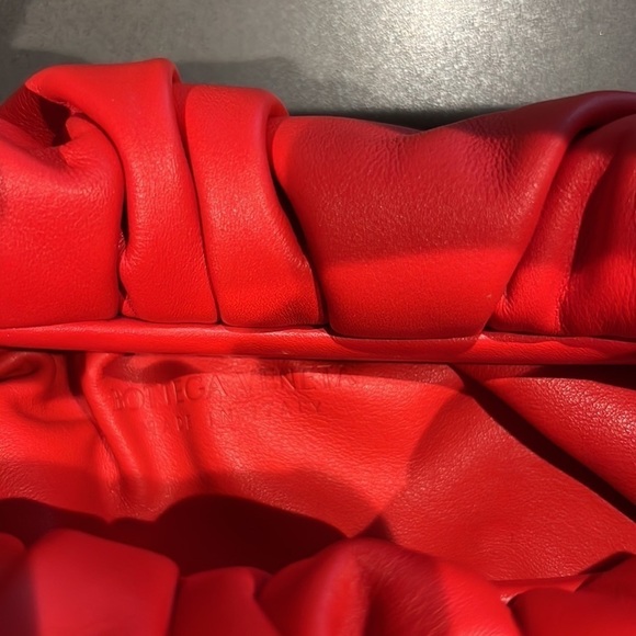 Bottega Veneta | The Medium Shoulder Pouch in Red Leather - Picture 6 of 11